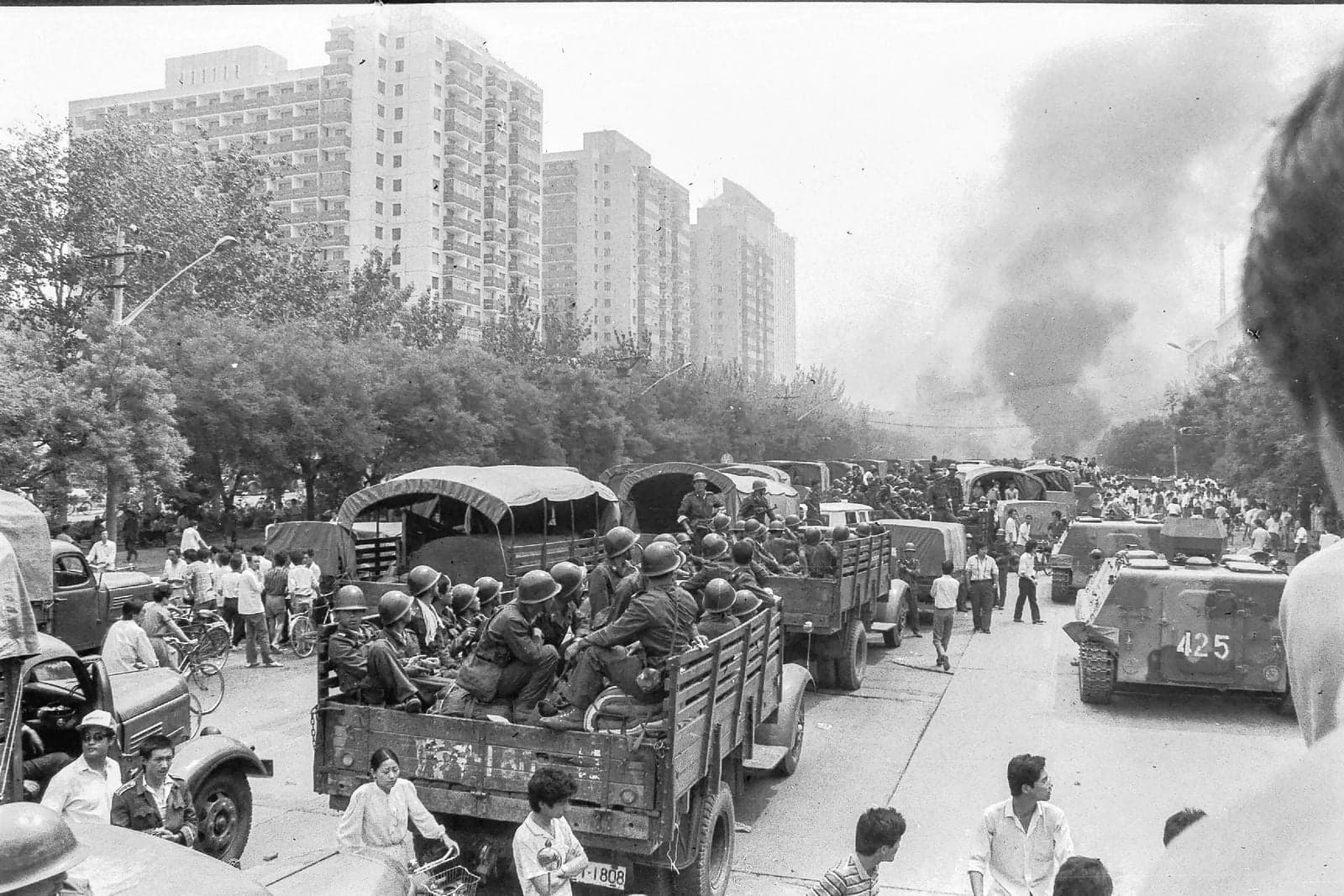 Soldados armados entran en la víspera de la masacre de la plaza de Tiananmen en junio de 1989.