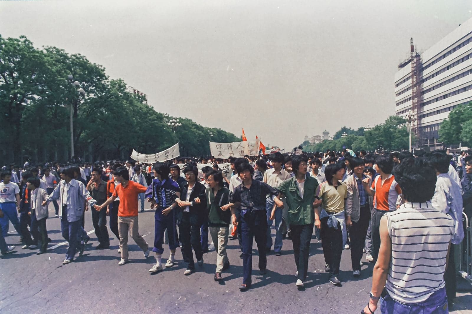 Estudiantes tomados de los brazos en un desfile durante el movimiento prodemocrático de Tiananmen en 1989.