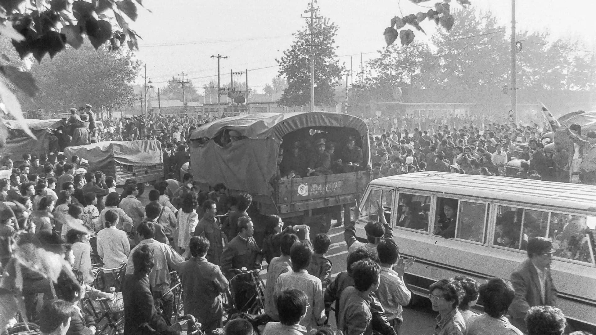 En Beijing, alrededor del 20 de mayo de 1989, manifestantes a favor de la democracia vitorearon a las tropas chinas. Finalmente, las tropas se retiraron después de que los manifestantes ganaron su simpatía.