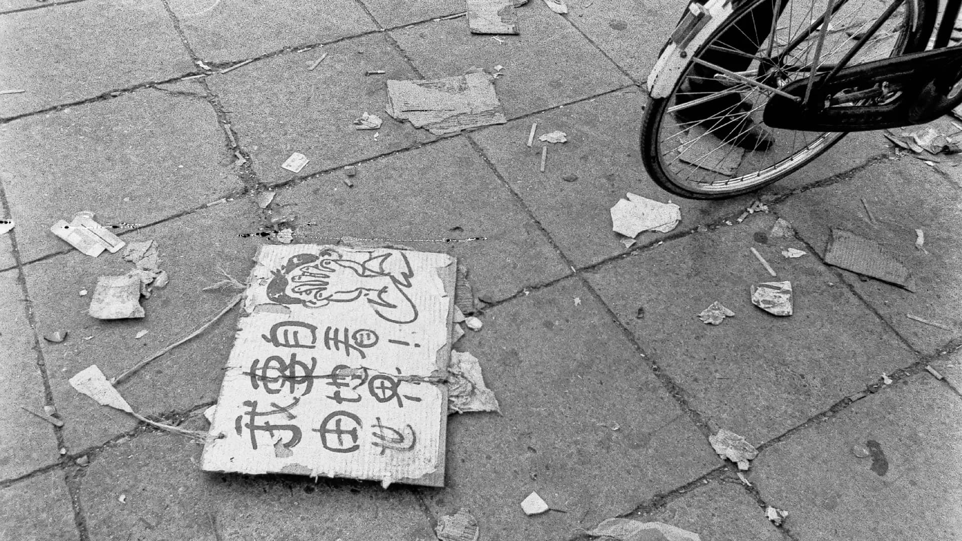 Una pancarta en el suelo que decía: "Quiero mirar el mundo libremente", durante las protestas a favor de la democracia en Beijing en la primavera de 1989.