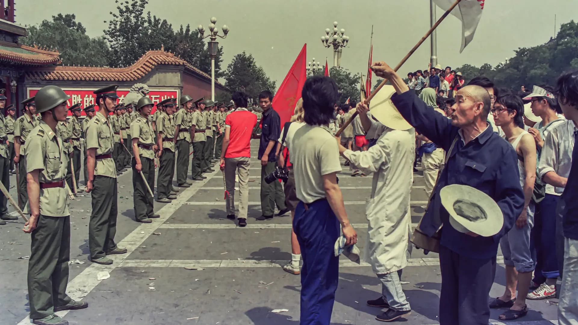 Varias personas se congregan cerca de Zhongnanhai, el complejo residencial de la cúpula dirigente china, tras la muerte del líder reformista Hu Yaobang en Beijing en 1989.