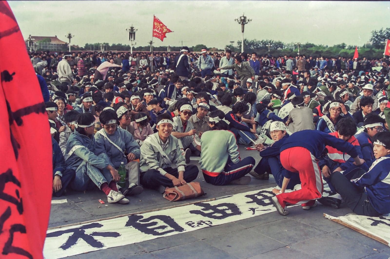 Estudiantes prodemocracia protagonizan huelgas de hambre en la plaza de Tiananmen, en Beijing, durante la primavera de 1989. La pancarta que lucen frente a ellos reza: "Libertad o muerte".