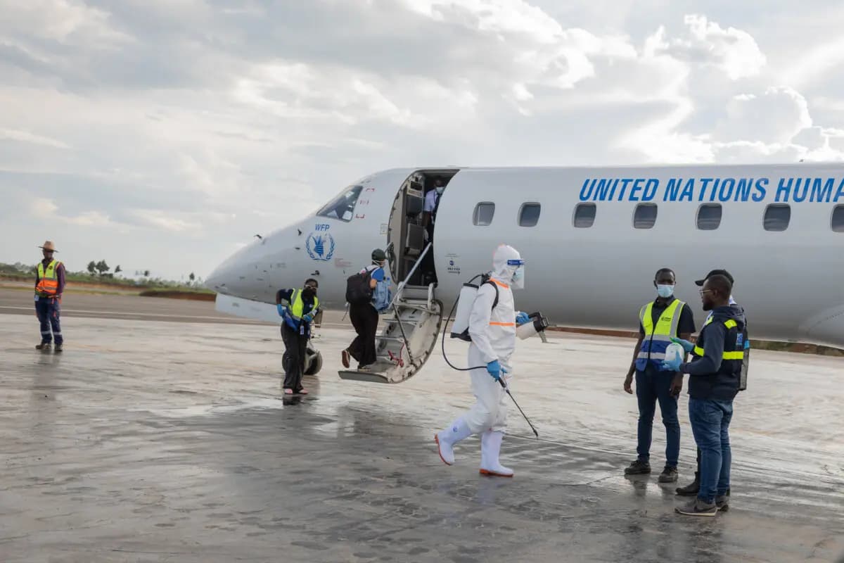 <em>Un trabajador sanitario desinfecta el aeropuerto cerca del avión del Programa Mundial de Alimentos en Bunia, Congo, el 2 de junio de 2026. (Moses Sawasawa/AP Photo).</em>