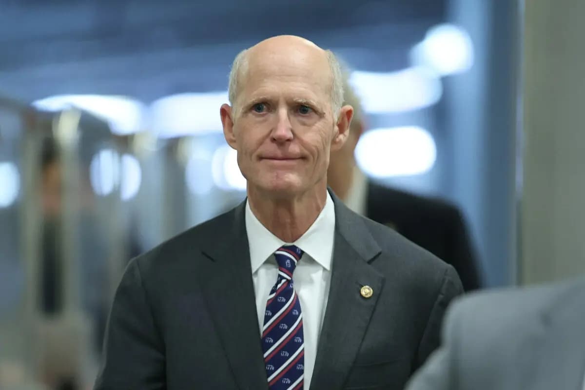 El senador Rick Scott (R-Fla.) se dirige a la Cámara del Senado mientras esta vota una serie de proyectos de ley de financiación gubernamental en el Capitolio de EE. UU. el 30 de enero de 2026. (Kevin Dietsch/Getty Images)