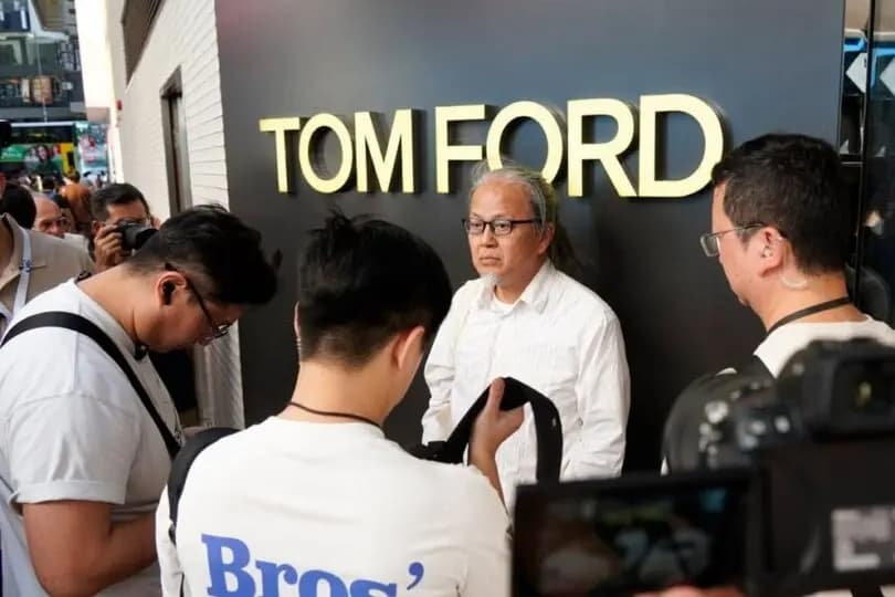 El artista performativo Sanmu Chan fue registrado por un grupo de policías de paisano en Hong Kong el 3 de junio de 2026. (The Epoch Times)