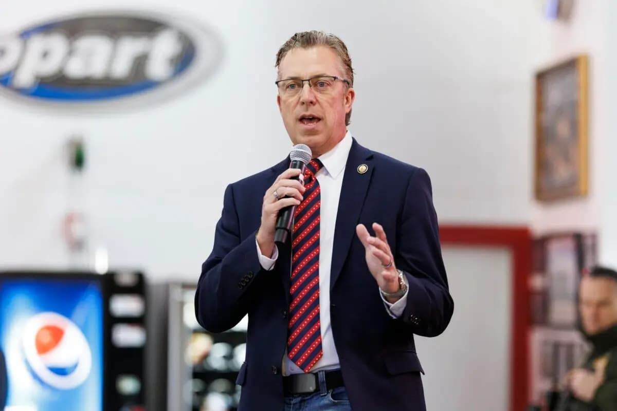 El representante Andy Ogles (R-Tenn.) habla en Matt Van Epps, en Franklin, Tennessee, el 1 de diciembre de 2025. (Brett Carlsen/Getty Images)