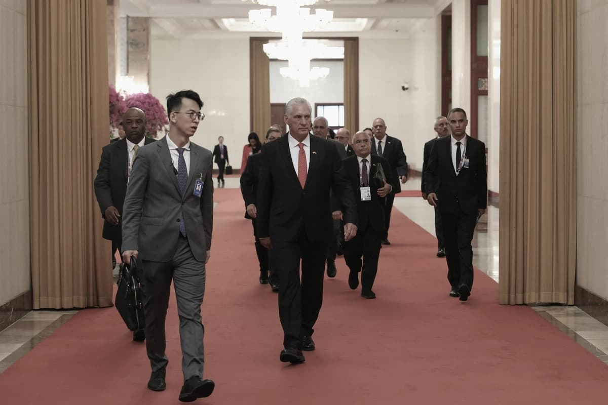 El presidente cubano, Miguel Díaz-Canel, llega a una reunión con el presidente chino, Xi Jinping, en el Gran Salón del Pueblo de Beijing, el 4 de septiembre de 2025. (Lintao Zhang / POOL/AFP vía Getty Images)
