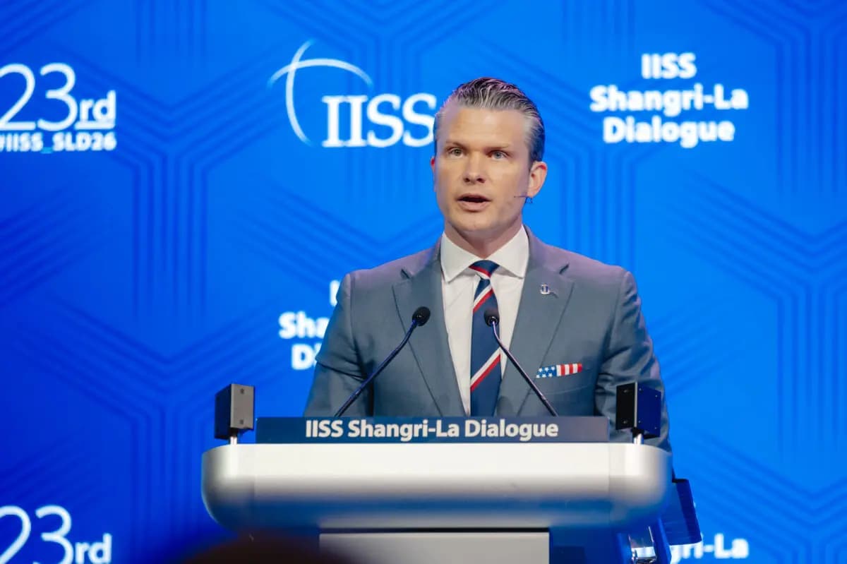 <em>El secretario de Guerra de Estados Unidos, Pete Hegseth, interviene en el Diálogo Shangri-La 2026 en Singapur el 30 de mayo de 2026. (IISS)</em>