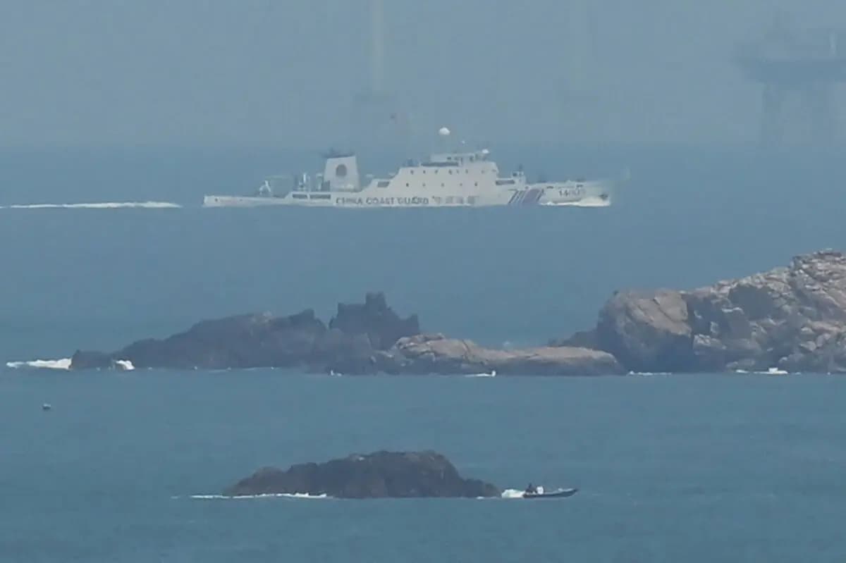 <em>Un buque de la Guardia Costera china navega hacia la zona donde China anunció que realizaría ejercicios con fuego real al noreste de la isla de Pingtan, el punto más cercano a Taiwán en China, en la provincia de Fujian, al sureste del país, el 10 de abril de 2023. (Greg Bakr/AFP vía Getty Images)</em>