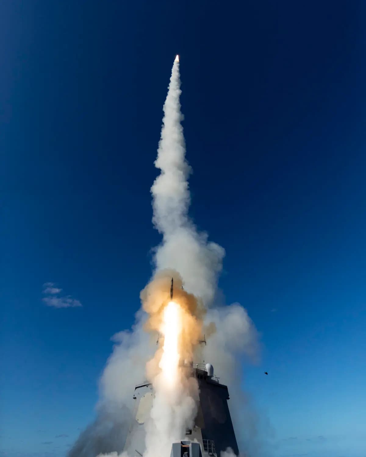 <em>La Fuerza Marítima de Autodefensa de Japón y la Agencia de Defensa Antimisiles de Estados Unidos (MDA) anuncian la finalización exitosa de una prueba de vuelo de interceptación del sistema de defensa antimisiles balísticos Aegis, en cooperación con la Armada de Estados Unidos, frente a la costa de Kauai, Hawái, el 13 de octubre de 2022. (Cortesía de la MDA)</em>