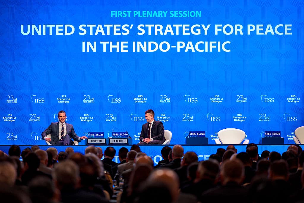 <em>El secretario de Guerra de EE. UU., Pete Hegseth (izquierda), responde preguntas de los delegados mientras el director general y consejero delegado del IISS, Dr. Bastian Giegerich, observa durante el 23.er Diálogo Shangri-La del IISS en el Hotel Shangri-La el 30 de mayo de 2026 en Singapur. Altos funcionarios de defensa y líderes militares de toda la región Asia-Pacífico y más allá se reúnen en el Hotel Shangri-La de Singapur para el Diálogo Shangri-La del Instituto Internacional de Estudios Estratégicos (IISS), uno de los principales foros intergubernamentales de seguridad de primer nivel de Asia. (Foto de Ezra Acayan/Getty Images)</em>