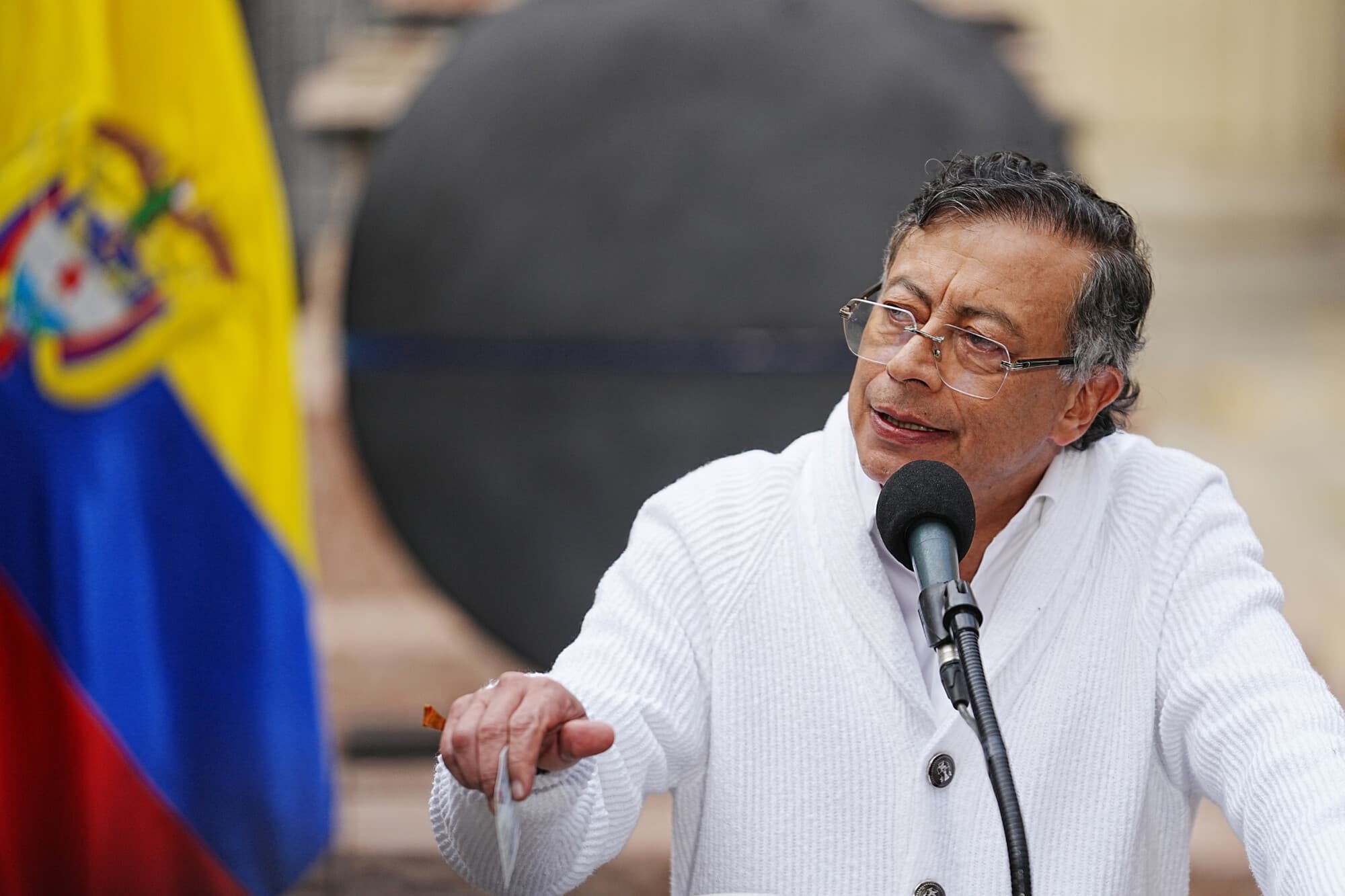 El presidente de Colombia, Gustavo Petro, habla tras emitir su voto durante las elecciones presidenciales del 31 de mayo de 2026 en Bogotá, Colombia. (Andrés Rot/Getty Images)