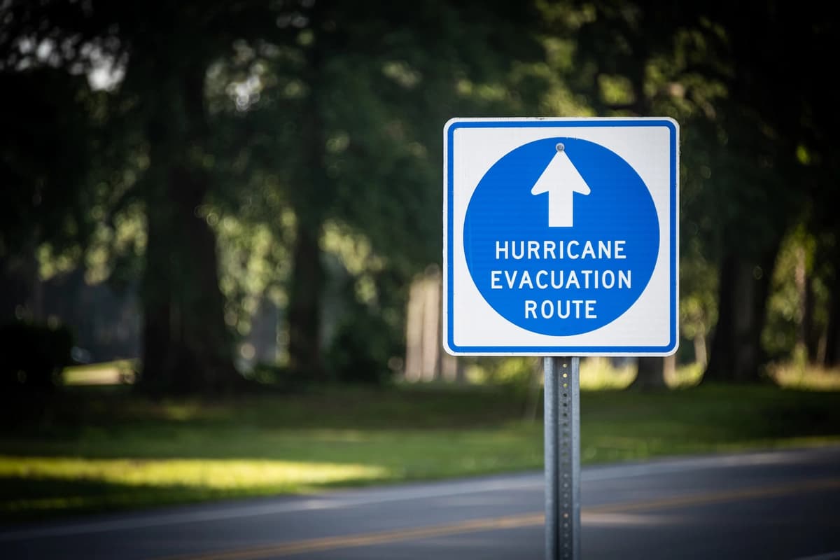 <em>Conocer las zonas y rutas de evacuación antes de que se desarrolle una tormenta puede ayudar a los residentes a tomar decisiones más rápidas durante las emergencias. (Darwin Brandis/Getty Images).</em>