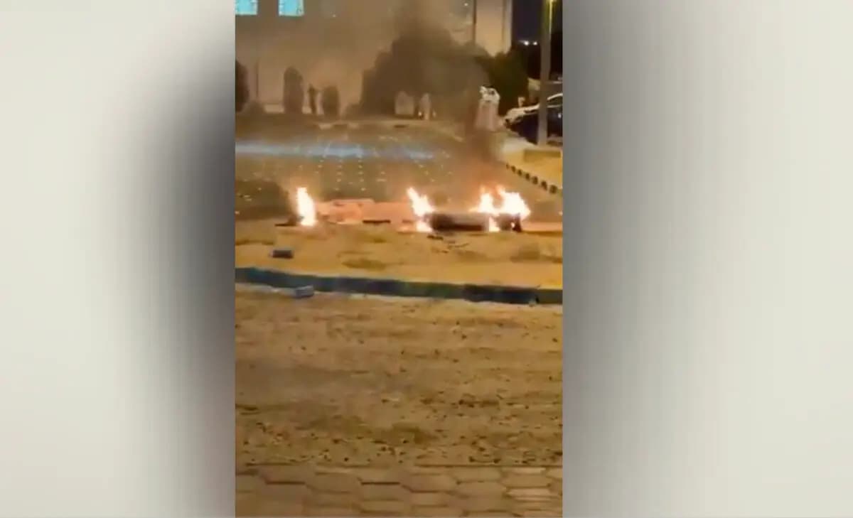 Los restos arden en el suelo de un estacionamiento tras los informes de ataques con misiles y drones, en Sabah Al Nasser, Kuwait, el 3 de junio de 2026. (Captura de pantalla de redes sociales/vía Reuters)