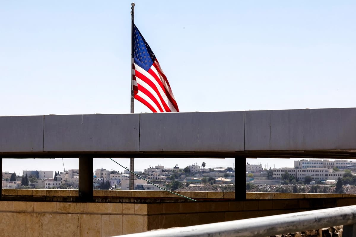 Una bandera estadounidense ondea en el complejo de la Embajada de EE. UU. en Jerusalén el 27 de septiembre de 2023. (Ahmad Gharabli/AFP vía Getty Images)