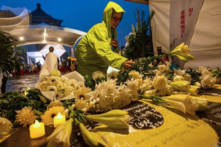 Una mujer deposita flores durante una vigilia en la Plaza de la Libertad de Taipéi el 4 de junio de 2026 para conmemorar el aniversario de la represión llevada a cabo por China en 1989 contra los manifestantes prodemocráticos en la plaza de Tiananmen de Beijing. (Cheng-chia Huang / AFP vía Getty Images)