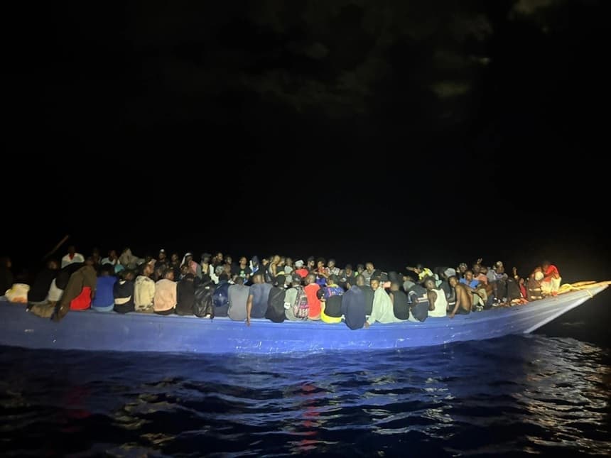 Las fuerzas estadounidenses localizaron una embarcación con 240 personas procedentes de Haití que intentaban una migración marítima ilegal. (Cortesía de la CBP)
