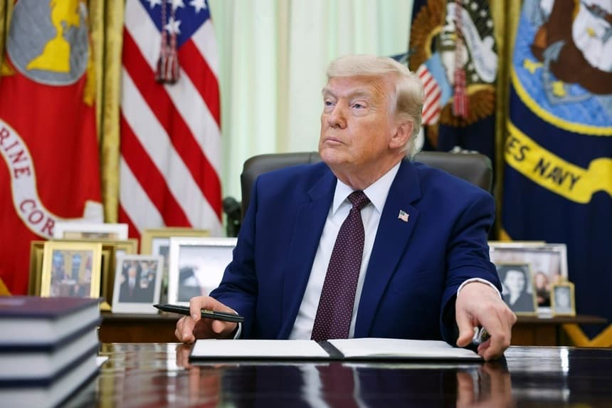 El presidente de Estados Unidos, Donald Trump, se dispone a firmar un decreto presidencial durante un acto celebrado en el Despacho Oval de la Casa Blanca el 3 de junio de 2026. (Kevin Dietsch /Getty Images)
