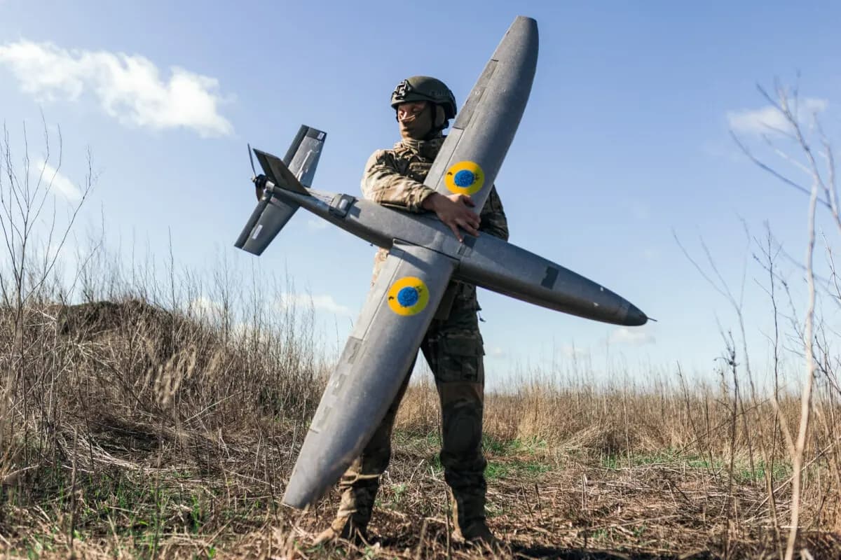 Un soldado de la unidad de vehículos aéreos no tripulados Taifun sostiene un dron de ataque Marsianin de nuevo modelo en la región de Járkov, Ucrania, el 7 de abril de 2026. (Nikoletta Stoyanova/Getty Images)