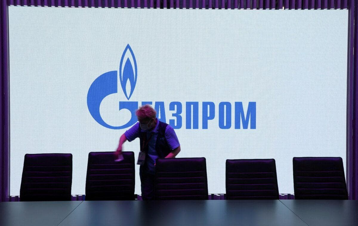 Una pantalla con el logotipo de Gazprom en el Foro Económico Internacional de San Petersburgo (SPIEF) en San Petersburgo, Rusia, el 17 de junio de 2022. (Anton Vaganov/Reuters)
