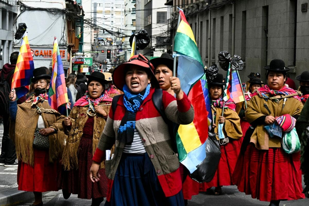 Mujeres vestidas con el traje tradicional conocido como "cholitas" participan en una marcha para pedir la dimisión del presidente Rodrigo Paz, en La Paz, el 22 de mayo de 2026. (Aizar Raldes / AFP vía Getty Images)