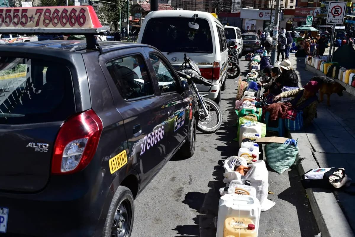 La gente hace fila para comprar gasolina en recipientes de plástico en el barrio de Calacoto, al sur de La Paz (Bolivia), el 2 de junio de 2026. (Jorge Bernal / AFP vía Getty Images)