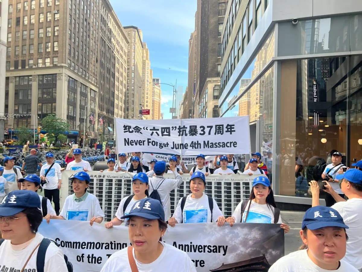 <em>Miembros de la rama neoyorquina del Partido Democrático de China marchan en Midtown Manhattan el 2 de junio de 2026 para conmemorar el 37.º aniversario de la masacre de la Plaza de Tiananmen. (Shiping/The Epoch Times).</em>