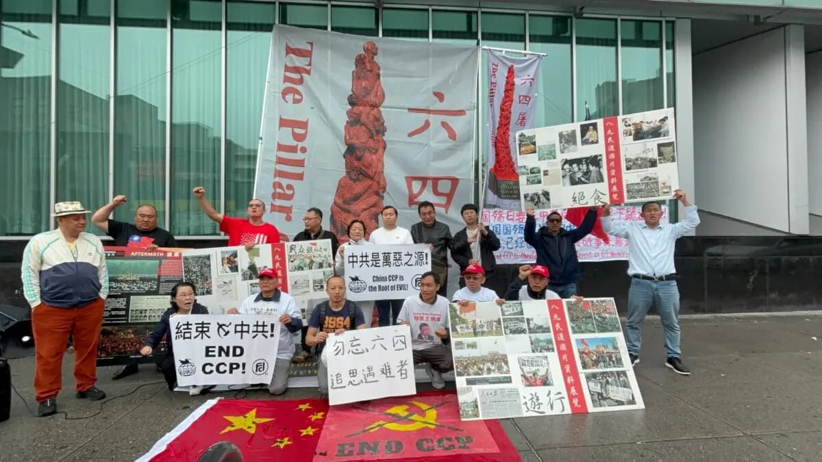 <em>Una gran pancarta que reproduce el “Pilar de la Vergüenza” se exhibe cerca de la Biblioteca Flushing en Nueva York el 24 de mayo de 2026, como parte de varios eventos que conmemoran la masacre de la Plaza de Tiananmen. (Tao Ruoshui/The Epoch Times).</em>