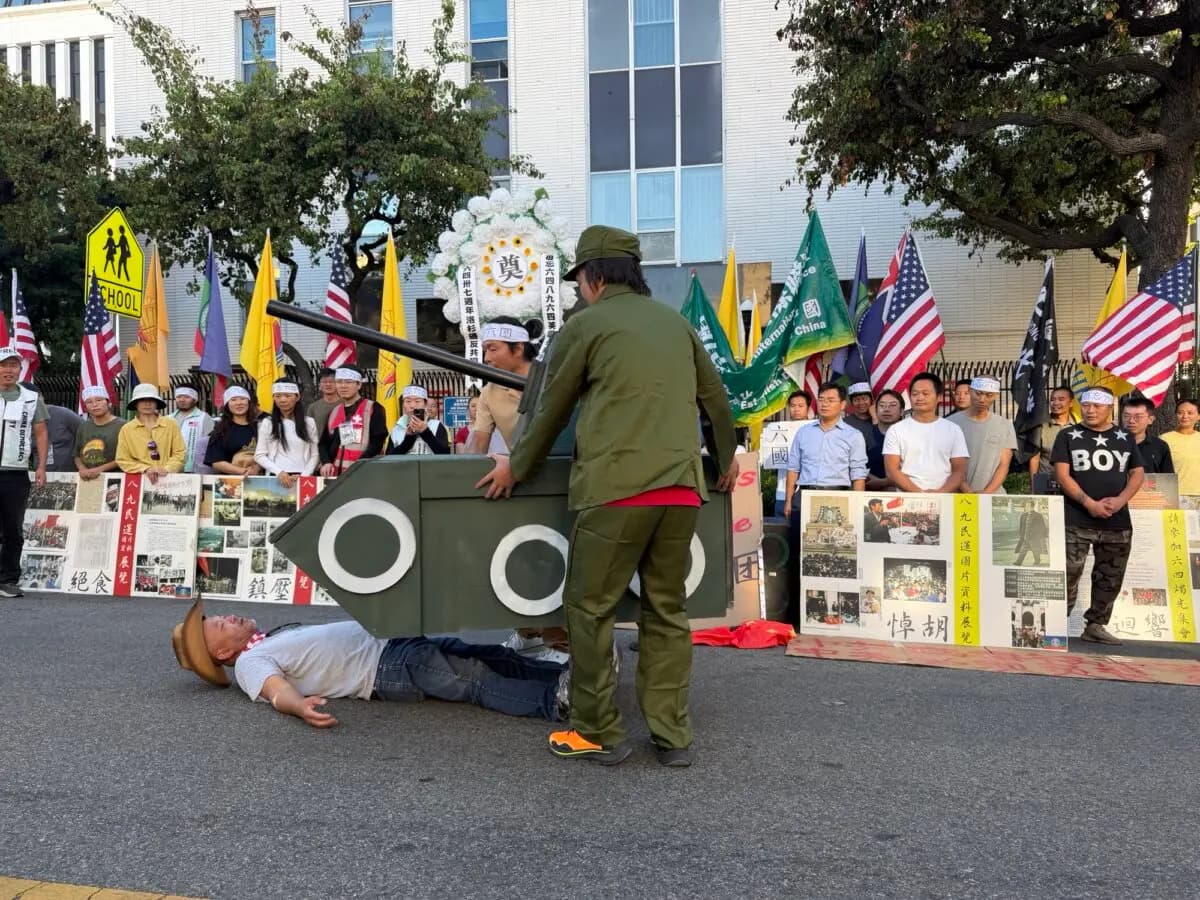 <em>Participantes en Los Ángeles utilizan una maqueta de un tanque de cartón durante un acto conmemorativo el 31 de mayo de 2026, que marcó el 37.º aniversario de la masacre de la Plaza de Tiananmen. (Cortesía de la Alianza Internacional del Partido Democrático de China).</em>