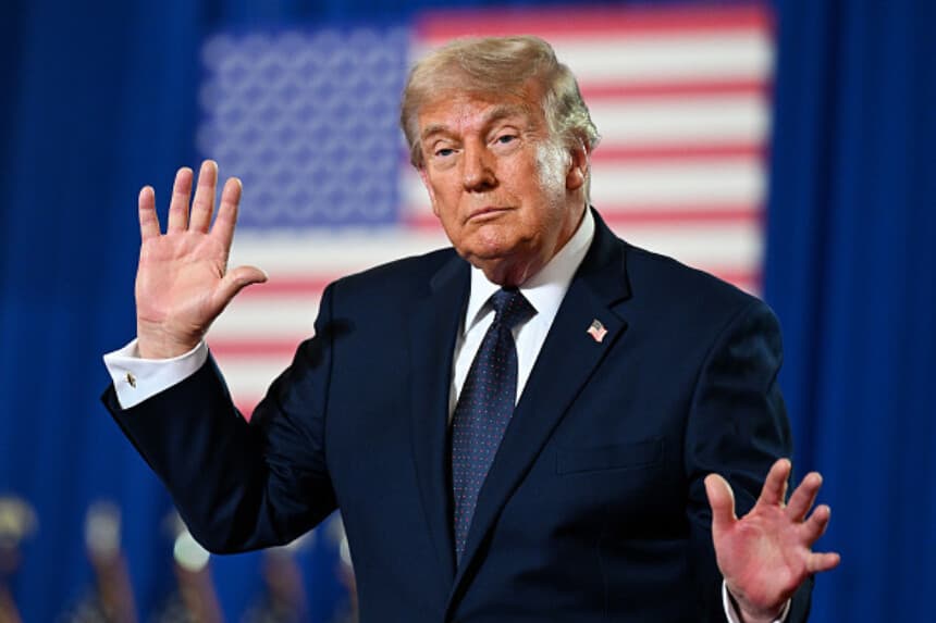 Trump insta al director interino de inteligencia a depurar la ODNI