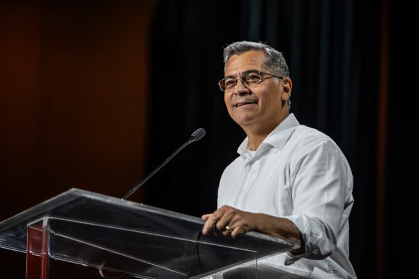 Becerra avanza en la carrera por la gobernación de California, con Hilton pisándole los talones