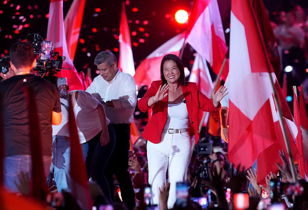 <em>La candidata presidencial Keiko Fujimori, del partido Fuerza Popular, saluda a sus simpatizantes durante un mitin de campaña previo a la segunda vuelta de las elecciones presidenciales en Perú, el 4 de junio de 2026 en Lima, Perú. Keiko Fujimori participa en su cuarta elección presidencial consecutiva. (Foto de Raul Sifuentes/Getty Images)</em>
