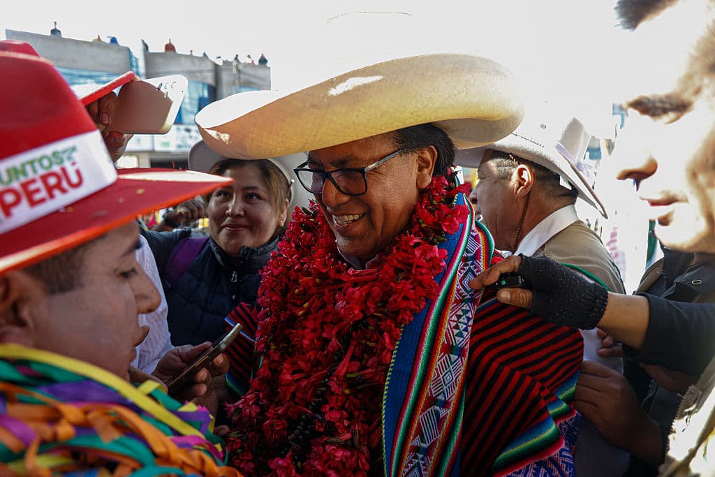 <em>Roberto Sánchez, candidato presidencial del partido Juntos por el Perú, saluda a sus seguidores durante un mitin de campaña en Juliaca, Perú, el 3 de junio de 2026. La candidata de derecha Keiko Fujimori y el izquierdista Roberto Sánchez se enfrentarán en la segunda vuelta de las elecciones presidenciales peruanas el 7 de junio de 2026. (Juan Carlos CISNEROS / AFP vía Getty Images)</em>