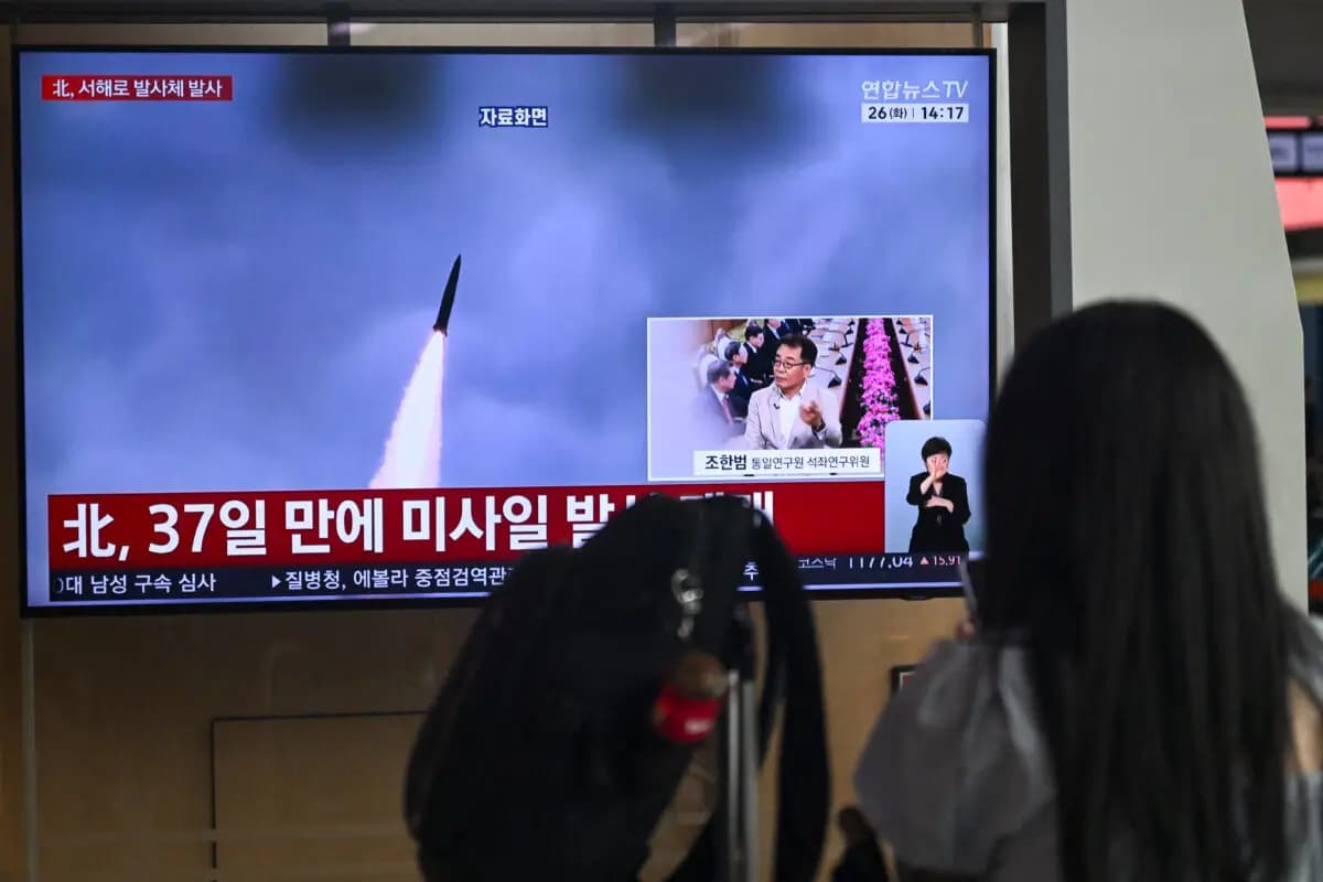 Una pantalla de televisión que muestra un noticiario con imágenes de archivo de una prueba de misiles norcoreana, en una estación de tren de Seúl el 26 de mayo de 2026. (Pedro Pardo/AFP vía Getty Images)