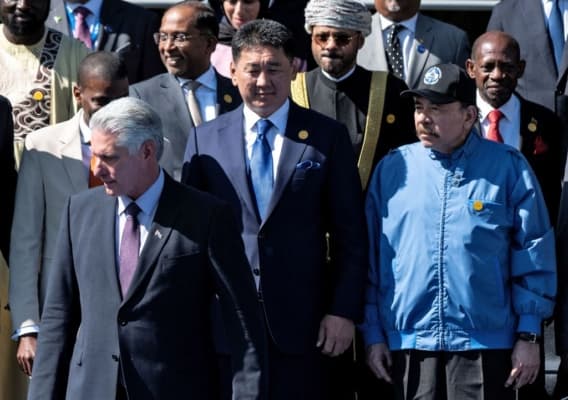 <em>El presidente de Cuba, Miguel Díaz-Canel (izq.), el presidente de Mongolia, Ukhnaa Khurelsukh (centro), y el presidente de Nicaragua, Daniel Ortega, posan para la foto de grupo en la cumbre del G77+China celebrada en el Palacio de Convenciones de La Habana el 15 de septiembre de 2023. (YAMIL LAGE/AFP vía Getty Images)</em>