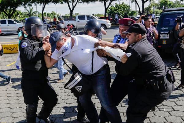 <em>Imagen de archivo. Un nicaragüense es arrestado por la policía antidisturbios durante una protesta contra el gobierno del presidente Daniel Ortega en Managua, el 14 de octubre de 2018. Foto: (INTI OCON/AFP vía Getty Images)</em>