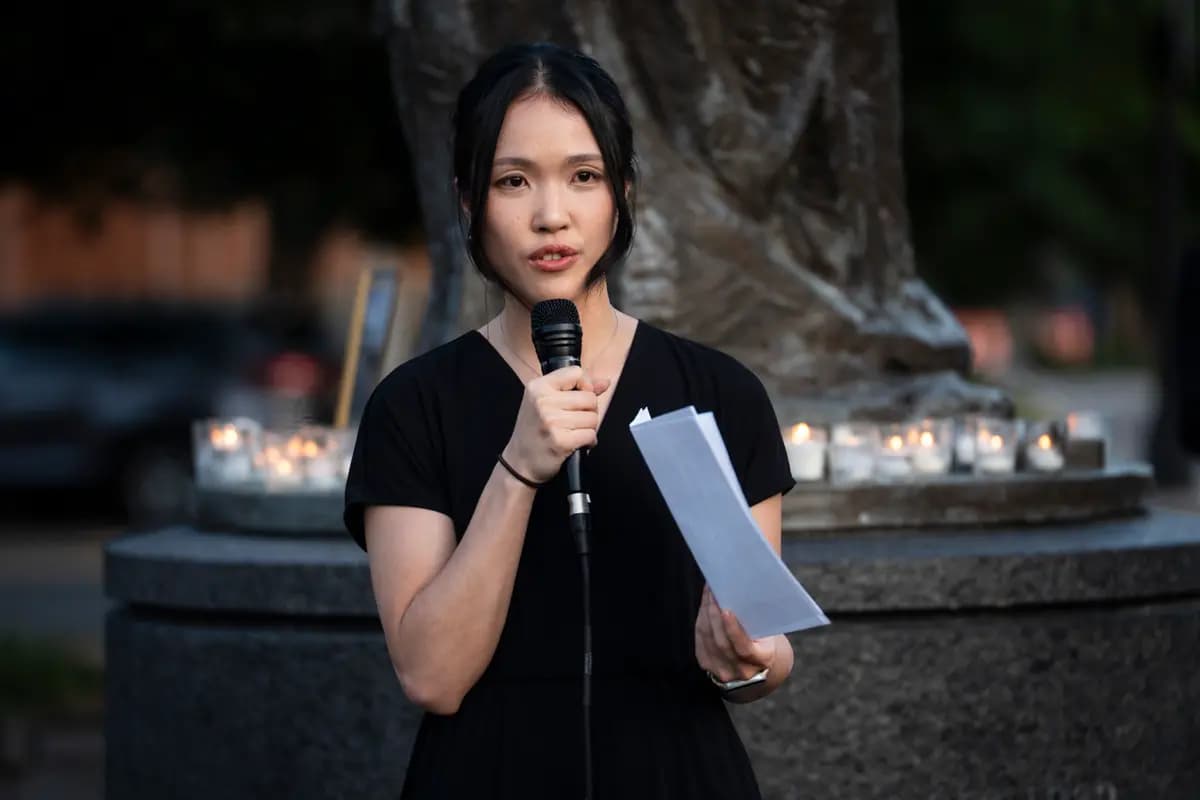 Frances Hui, coordinadora de políticas y defensa de la Fundación Comité por la Libertad en Hong Kong, habla durante la vigilia a la luz de las velas por la masacre de la plaza de Tiananmen celebrada en el Monumento a las Víctimas del Comunismo en Washington el 4 de junio de 2026. (Madalina Kilroy/The Epoch Times)