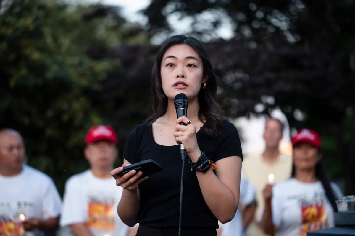 Joey Siu, portavoz en el extranjero de Amnistía Internacional Hong Kong, interviene durante la vigilia a la luz de las velas por la masacre de la plaza de Tiananmen celebrada en el Monumento a las Víctimas del Comunismo en Washington el 4 de junio de 2026. (Madalina Kilroy/The Epoch Times)