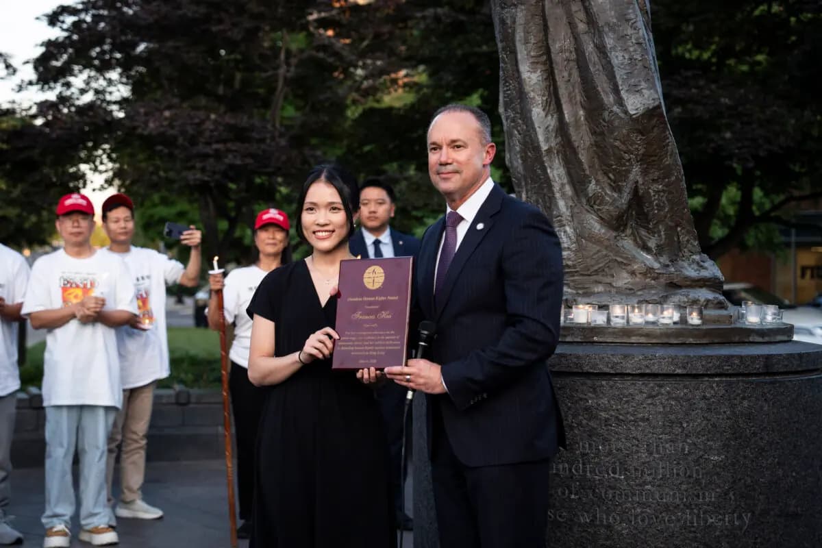 Frances Hui, coordinadora de políticas y defensa de la Fundación Comité por la Libertad en Hong Kong, recibe un premio de derechos humanos para disidentes durante la vigilia a la luz de las velas por la masacre de la plaza de Tiananmen celebrada en el Monumento a las Víctimas del Comunismo en Washington el 4 de junio de 2026. (Madalina Kilroy/The Epoch Times)
