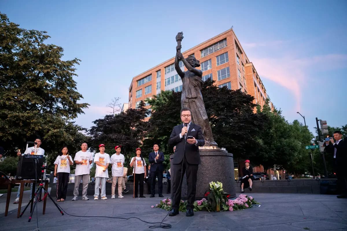 Jan Jekielek, editor sénior de The Epoch Times, presentador de American Thought Leaders y autor del libro "Asesinados por encargo", interviene durante la vigilia con velas por la masacre de la Plaza de Tiananmen celebrada en el Monumento a las Víctimas del Comunismo en Washington el 4 de junio de 2026. (Madalina Kilroy/The Epoch Times)