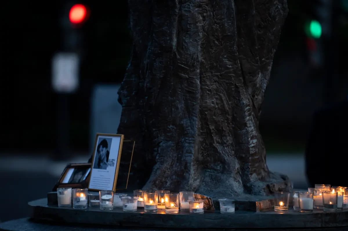El 4 de junio de 2026 se celebra una vigilia con velas por la masacre de la plaza de Tiananmen en el Monumento a las Víctimas del Comunismo de Washington. (Madalina Kilroy/The Epoch Times)