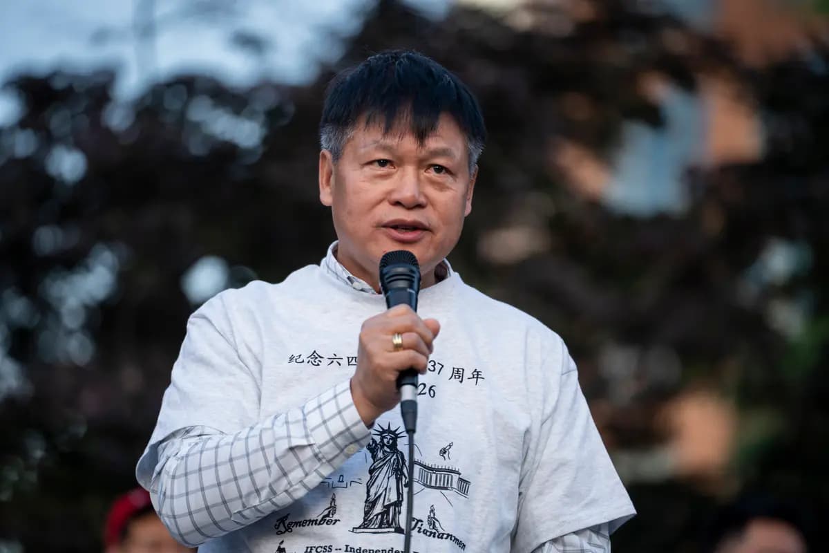 Arthur Liu, padre de la medallista de oro olímpica Alysa Liu y participante en las protestas prodemocráticas de 1989 en China, habla durante la vigilia con velas por la masacre de la Plaza de Tiananmen de 2026 celebrada en el Monumento a las Víctimas del Comunismo en Washington el 4 de junio de 2026. (Madalina Kilroy/The Epoch Times)