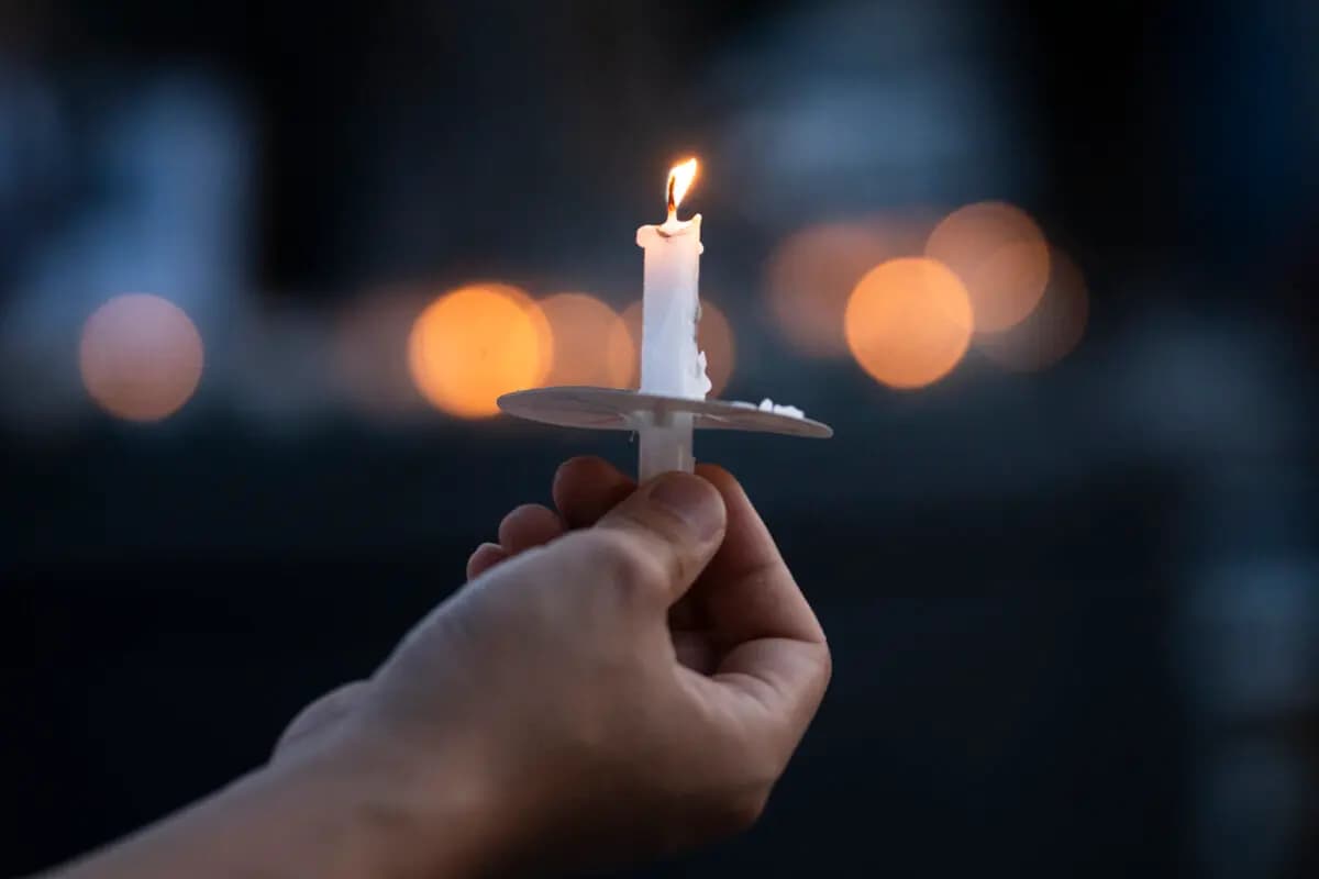 Vigilia a la luz de las velas por la masacre de la plaza de Tiananmen celebrada en el Monumento a las Víctimas del Comunismo en Washington el 4 de junio de 2026. (Madalina Kilroy/The Epoch Times)
