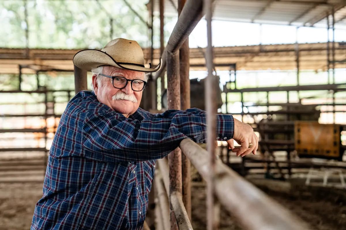 El veterinario y ganadero Michael Vickers en el Hospital Veterinario Las Palmas de Falfurrias, Texas, el 8 de octubre de 2025. (Samira Bouaou/The Epoch Times)
