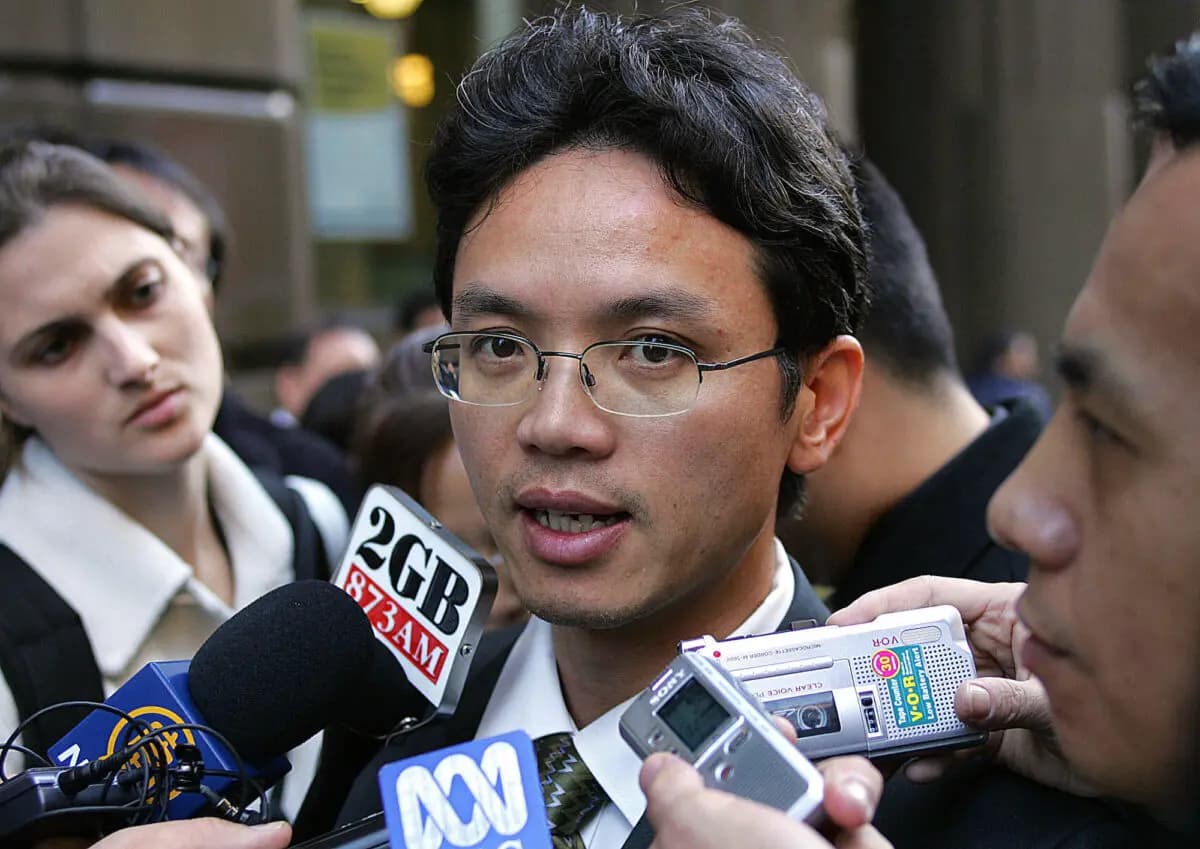 El alto diplomático chino Chen Yonglin (C) solicita asilo político en Australia durante una manifestación que conmemora el 16.º aniversario de la masacre de la plaza de Tiananmen, en Sídney, el 4 de junio de 2005. (Torsten Blackwood/AFP vía Getty Images)