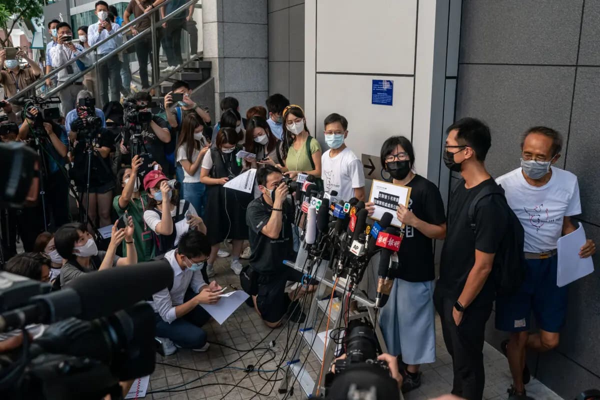 La vicepresidenta de la Alianza de Hong Kong en Apoyo a los Movimientos Democráticos Patrióticos de China, Tonyee Chow Hang-tung, habla con los medios de comunicación frente a la sede de la policía en respuesta a la solicitud del Departamento de Seguridad Nacional sobre las acusaciones de agentes extranjeros en Hong Kong, China, el 7 de septiembre de 2021. (Anthony Kwan/Getty Images)