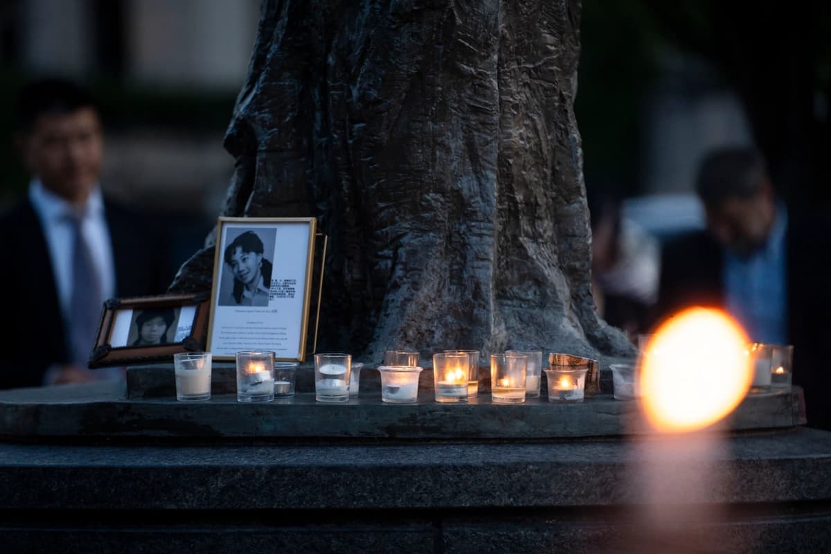 Vigilia a la luz de las velas de la masacre de la Plaza de Tiananmen celebrada en el Memorial de las Víctimas del Comunismo en Washington el 4 de junio de 2026. (Madalina Kilroy/The Epoch Times)
