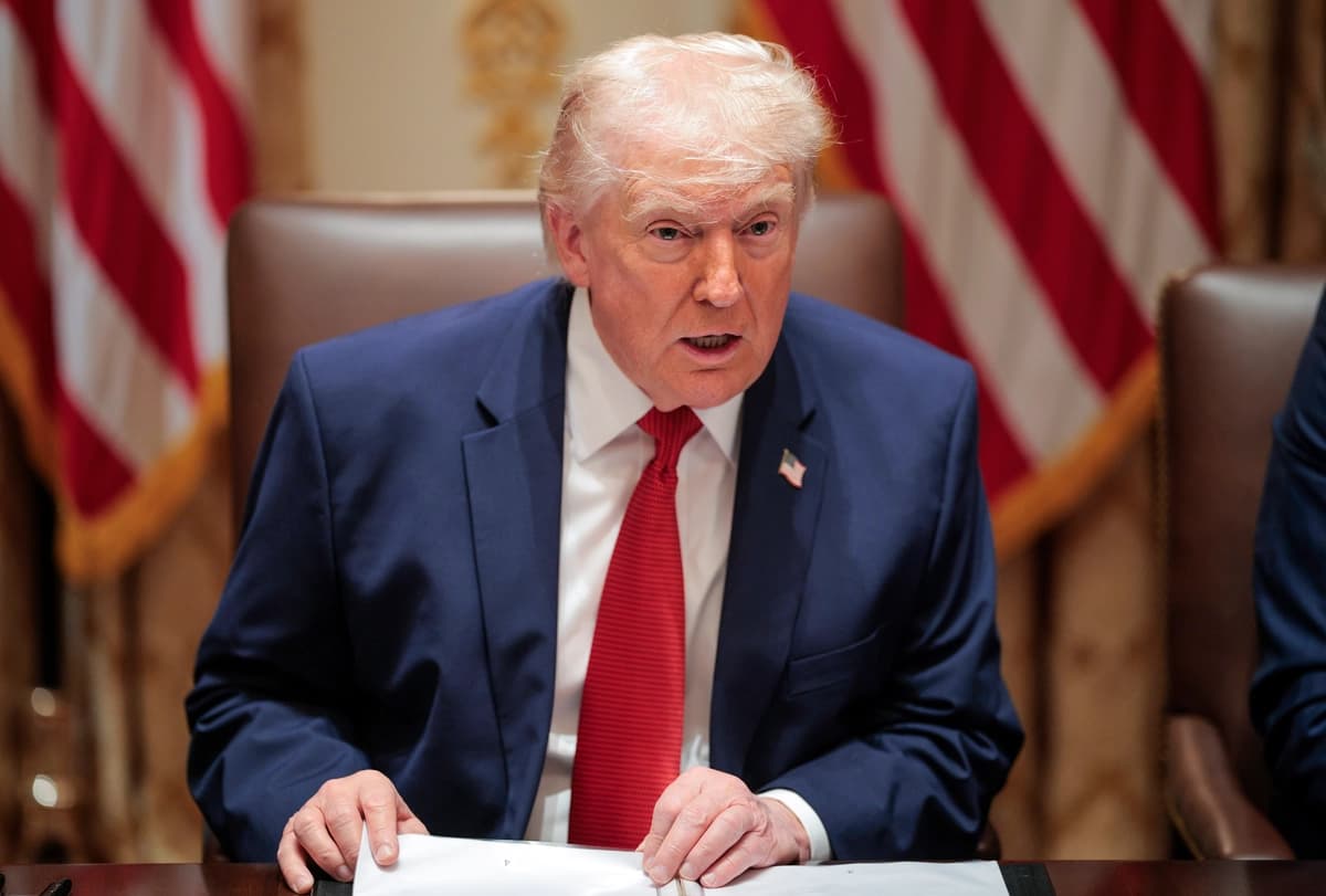 El presidente Donald Trump habla durante una reunión de gabinete en la Sala del Gabinete de la Casa Blanca en Washington el 26 de marzo de 2026. (Chip Somodevilla/Getty Images)