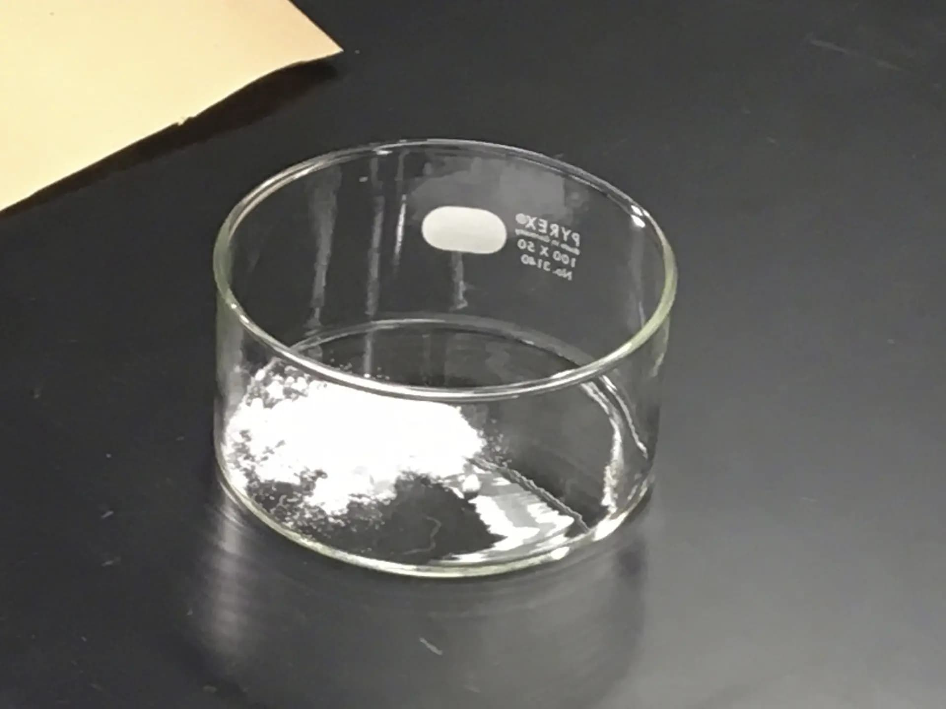 Se analiza una muestra de carfentanilo en el Laboratorio Especial de Pruebas e Investigación de la DEA en Sterling, Virginia, el 21 de octubre de 2016. (Russell Baer/Administración para el Control de Drogas de EE. UU. vía AP)