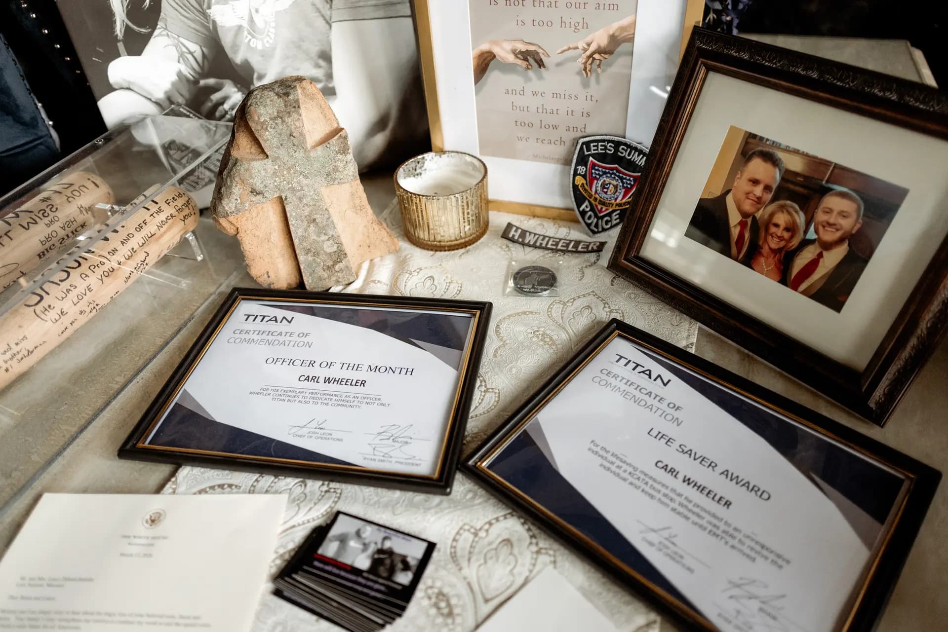 Certificados, fotos y objetos conmemorativos pertenecientes a Hunter Wheeler se exhiben en Lee’s Summit, Misuri, el 23 de mayo de 2026. Hunter murió a los 32 años tras tomar una pastilla mezclada con carfentanilo, un derivado del fentanilo pero 100 veces más potente. (Liz Davenport para The Epoch Times)